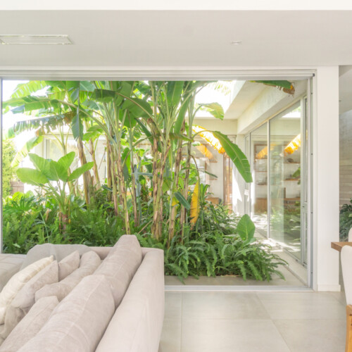 Casa con patio interior en nordelta, arquitectura moderna