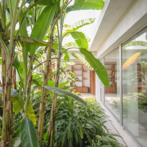 Casa con patio interior en nordelta, arquitectura moderna