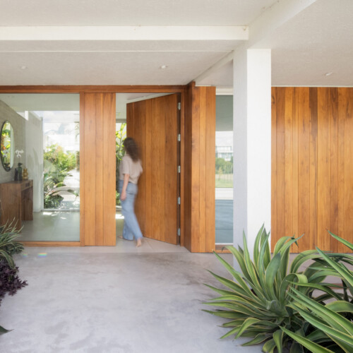 Casa con patio interior en nordelta, ingreso con hormigón y madera natural