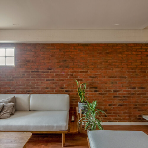 Remodelación de departamento tipo loft en CABA estilo industrial y moderno. Materiales de ladrillo visto, madera y herrería